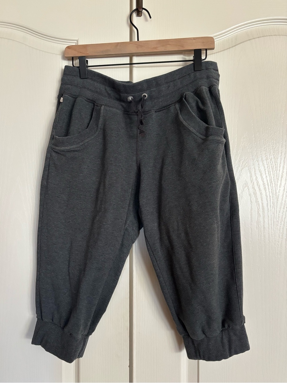 Moving Comfort gray cropped knee length workout pants sweats Y2K size Large